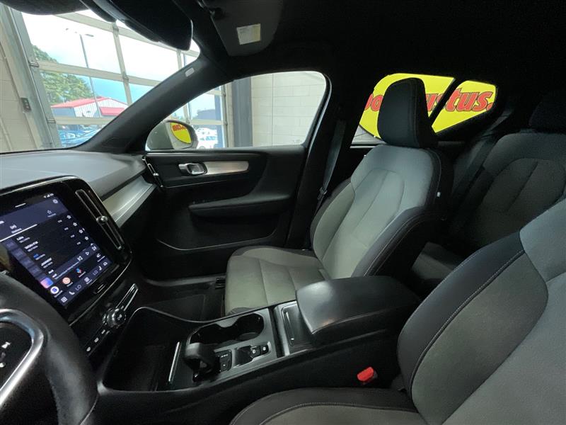 2023 VOLVO XC40 Core