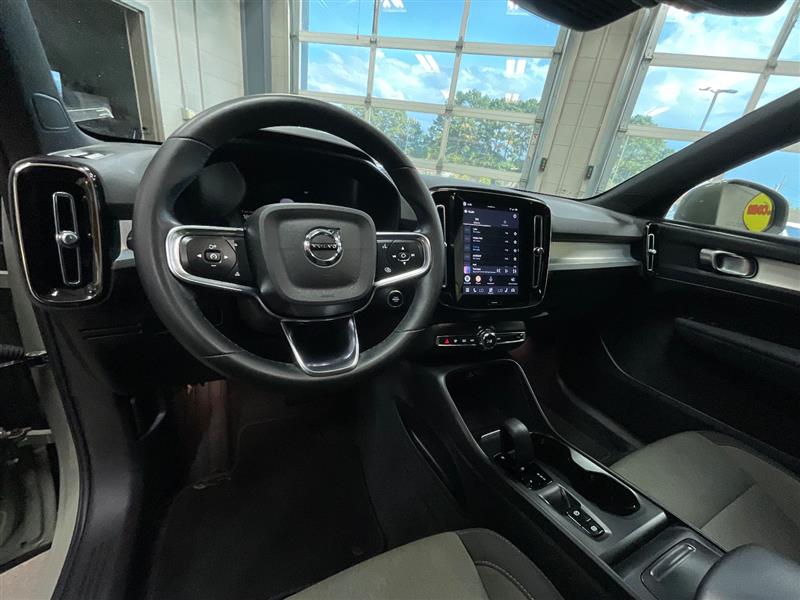 2023 VOLVO XC40 Core