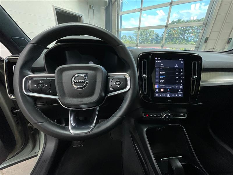 2023 VOLVO XC40 Core