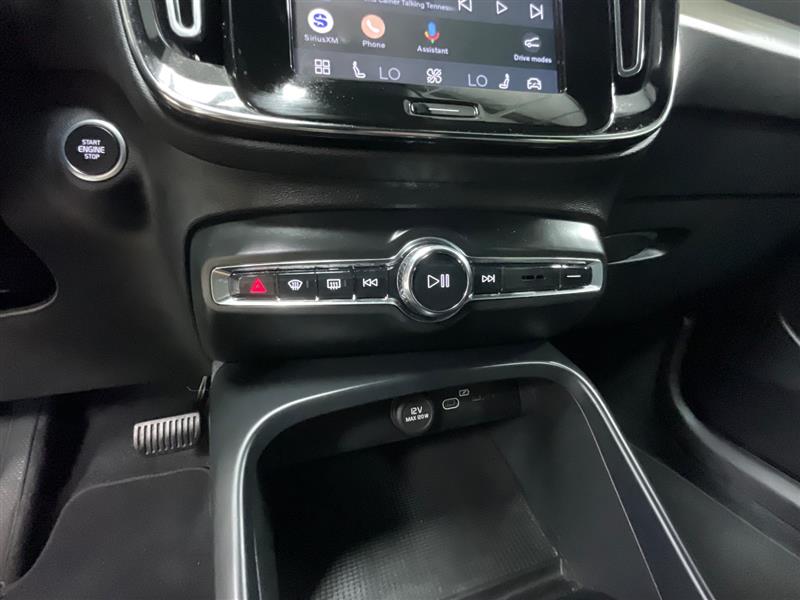 2023 VOLVO XC40 Core