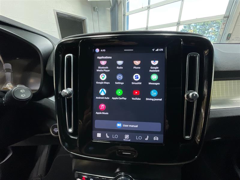 2023 VOLVO XC40 Core