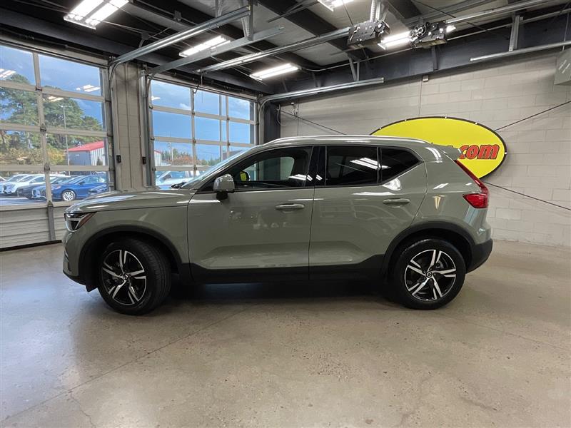2023 VOLVO XC40 Core