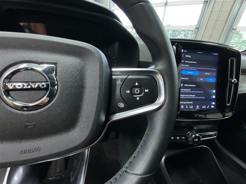 2023 VOLVO XC40 Core