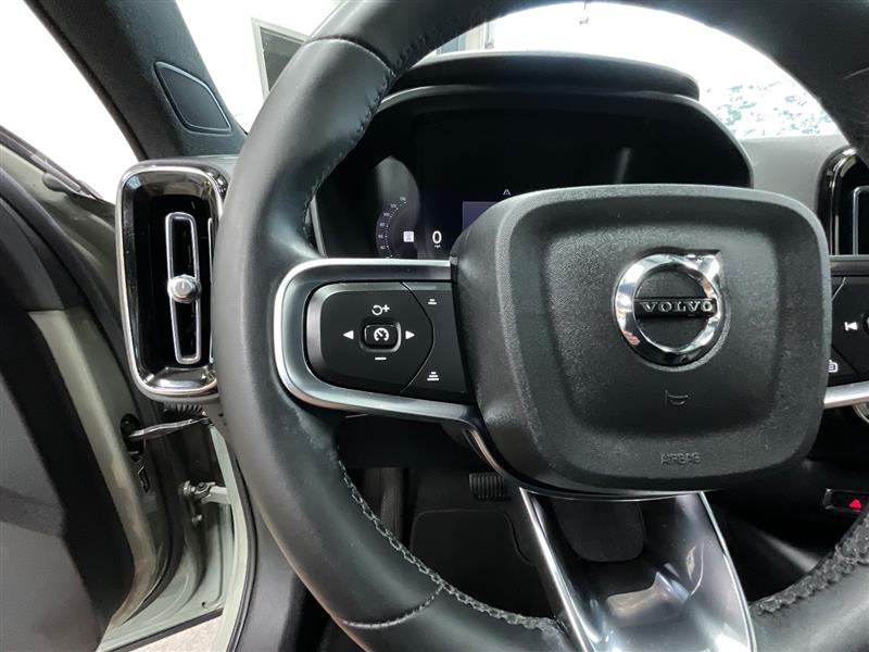 2023 VOLVO XC40 Core