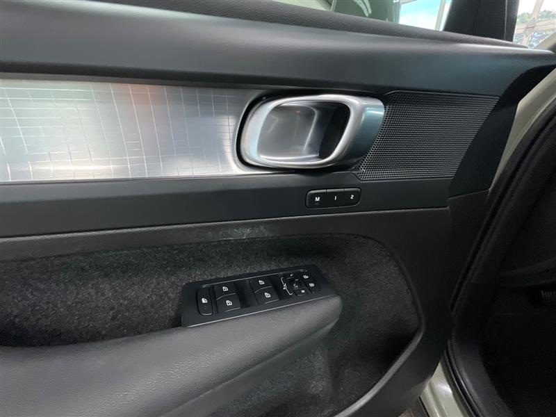 2023 VOLVO XC40 Core