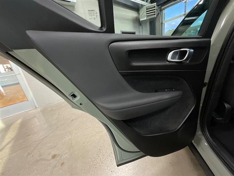 2023 VOLVO XC40 Core