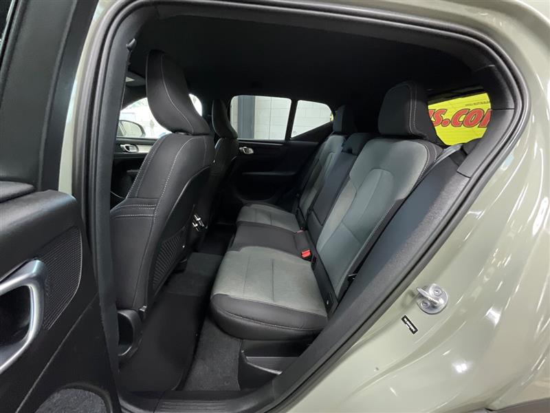 2023 VOLVO XC40 Core