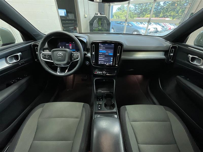 2023 VOLVO XC40 Core