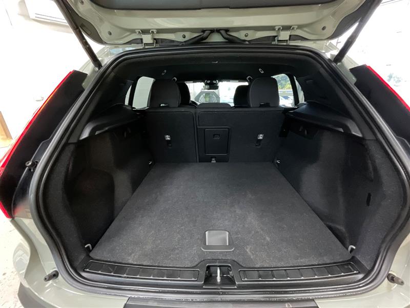2023 VOLVO XC40 Core