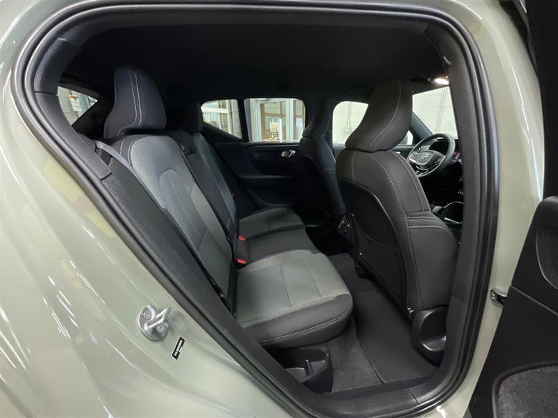 2023 VOLVO XC40 Core