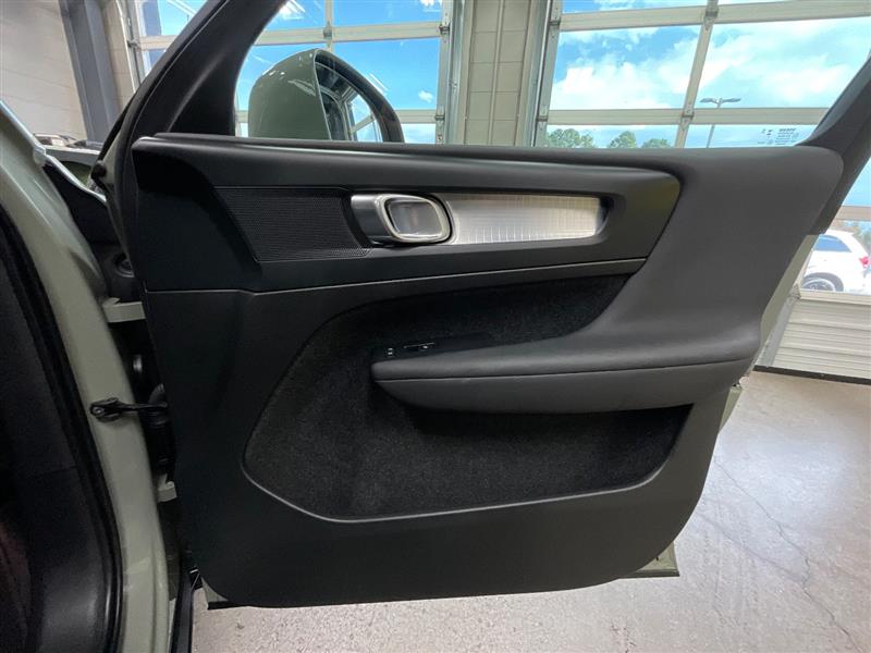 2023 VOLVO XC40 Core