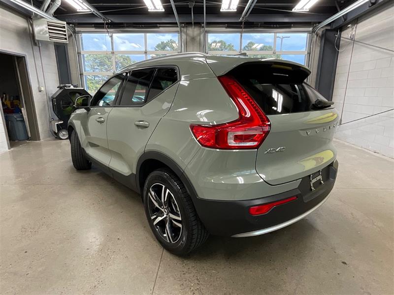 2023 VOLVO XC40 Core
