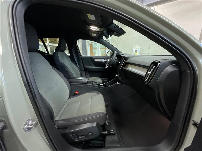 2023 VOLVO XC40 Core