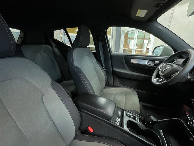 2023 VOLVO XC40 Core
