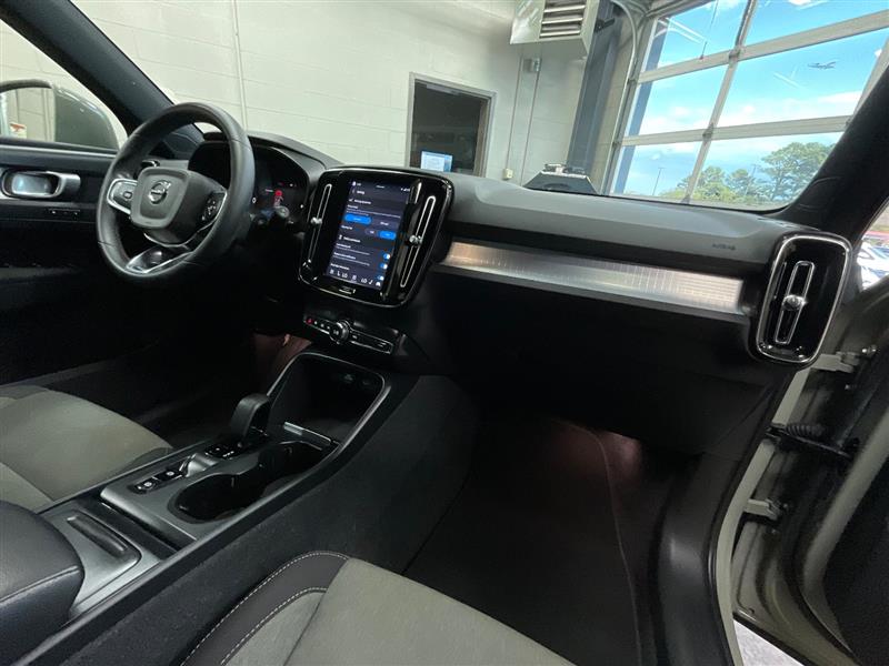 2023 VOLVO XC40 Core