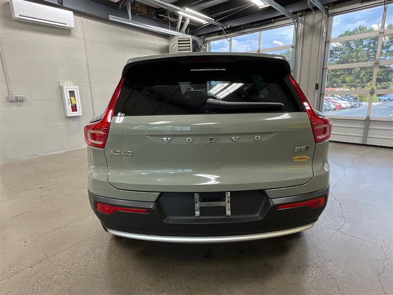 2023 VOLVO XC40 Core