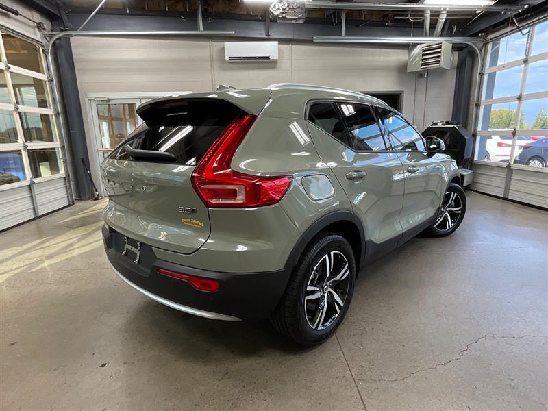 2023 VOLVO XC40 Core