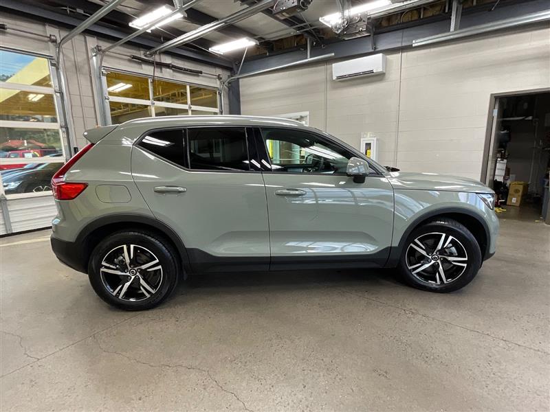 2023 VOLVO XC40 Core