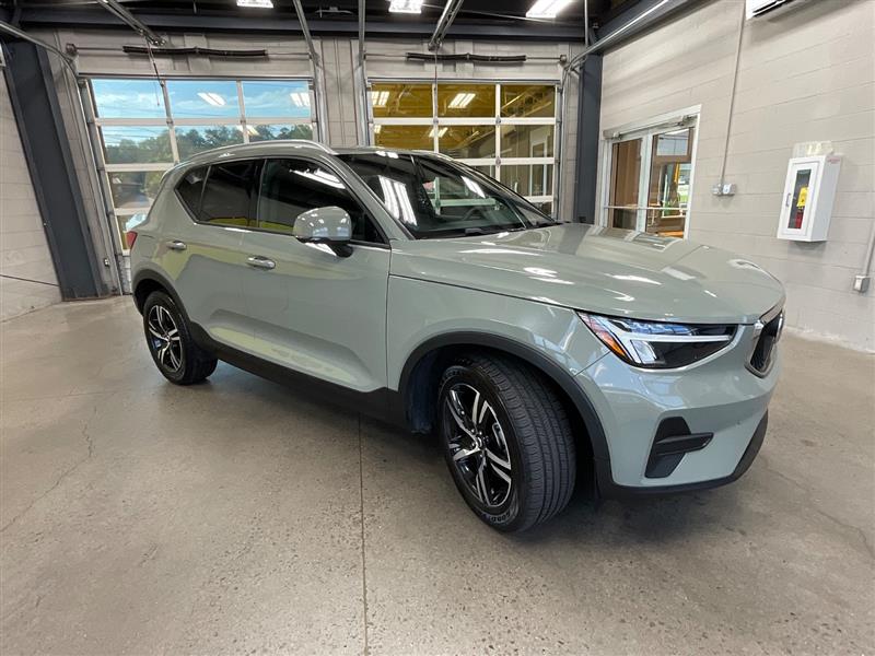 2023 VOLVO XC40 Core