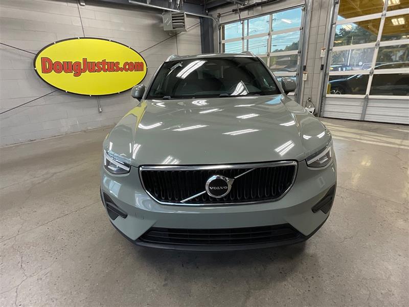 2023 VOLVO XC40 Core