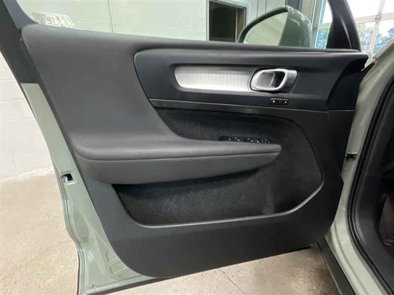 2023 VOLVO XC40 Core