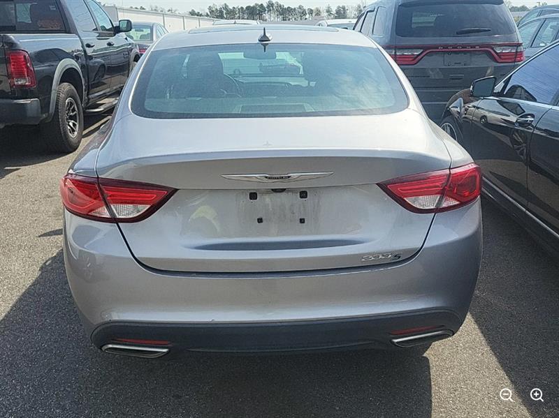 2015 Chrysler 200 S - Photo 3