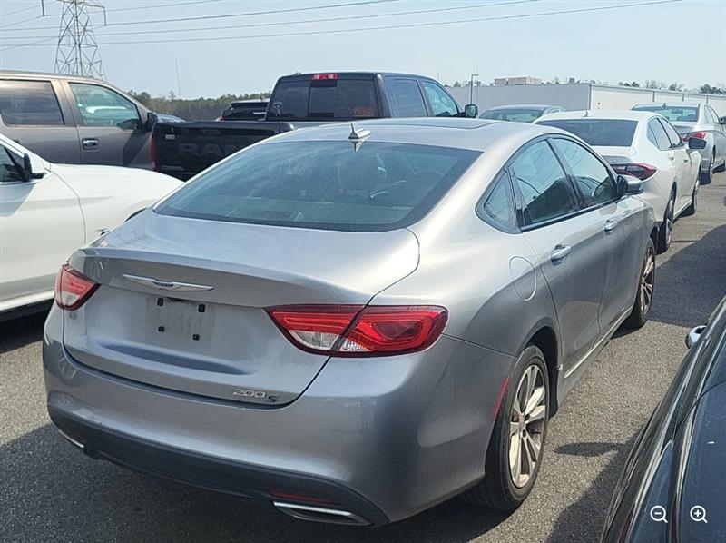 2015 Chrysler 200 S - Photo 4