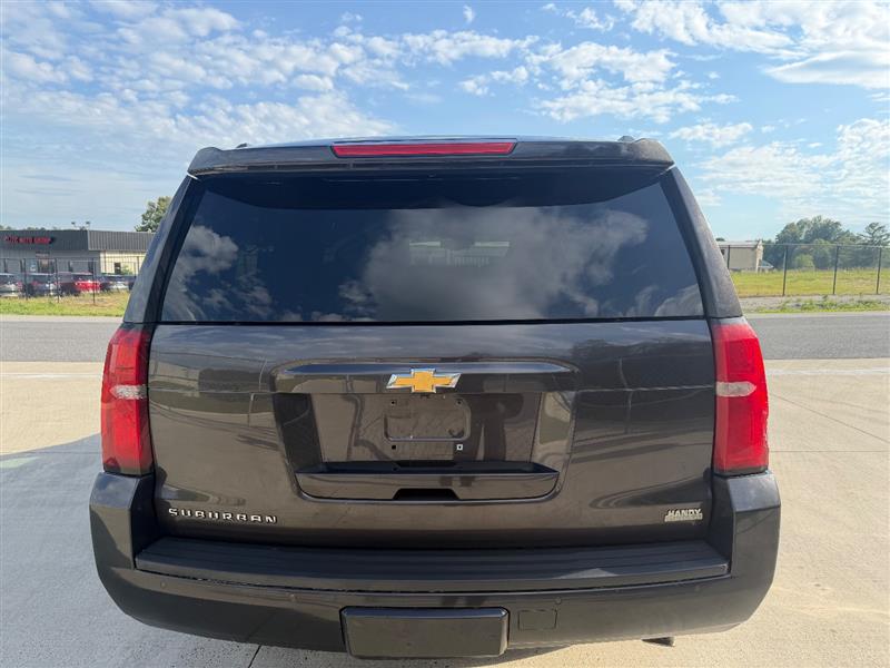 2017 Chevrolet Suburban LT - Photo 4