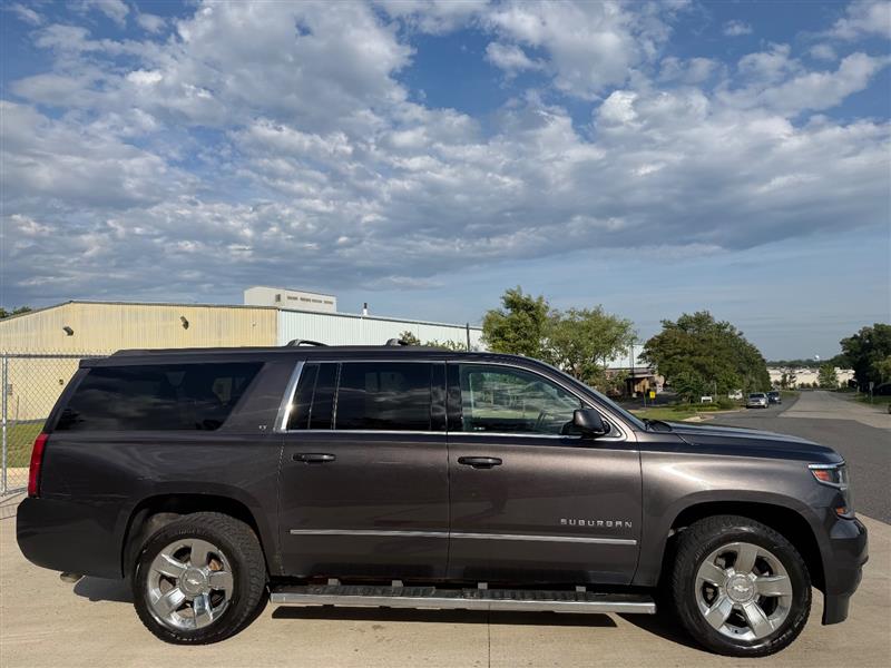 2017 Chevrolet Suburban LT - Photo 8