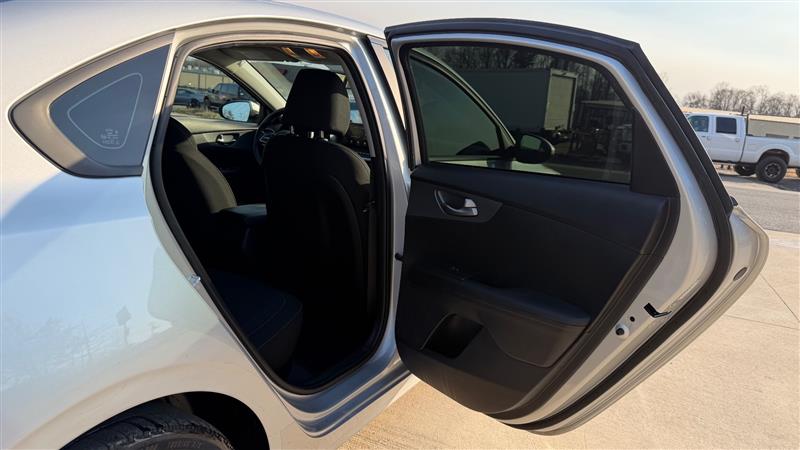 2021 Kia Forte LXS - Photo 15