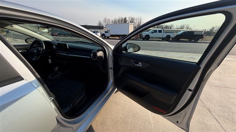 2021 Kia Forte LXS - Photo 18