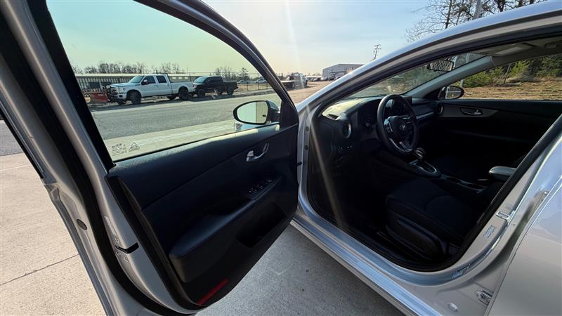 2021 Kia Forte LXS - Photo 9
