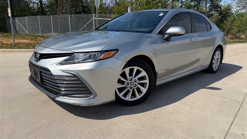 2022 Toyota Camry LE's photo