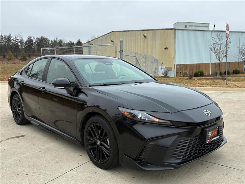 2025 Toyota Camry SE - Photo 3