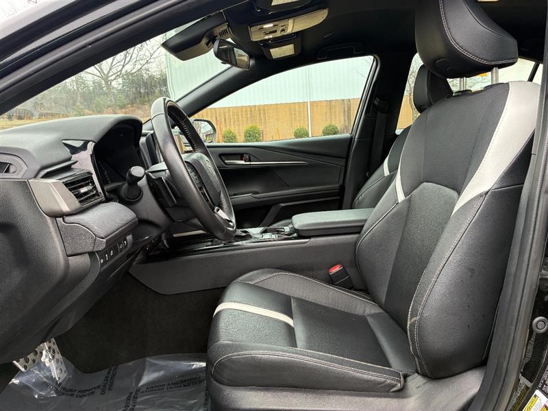 2025 Toyota Camry SE - Photo 9