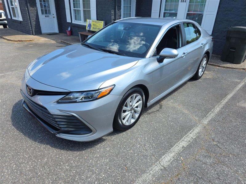 2022 Toyota Camry LE's photo