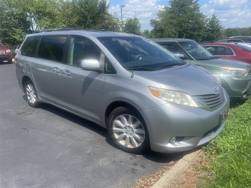 2012 TOYOTA SIENNA XLE