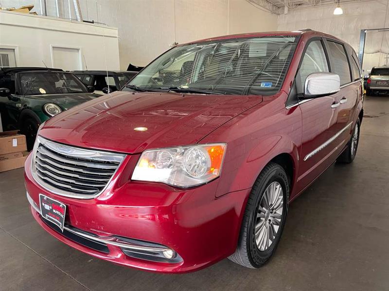 2015 Chrysler Town & Country Touring-L's photo