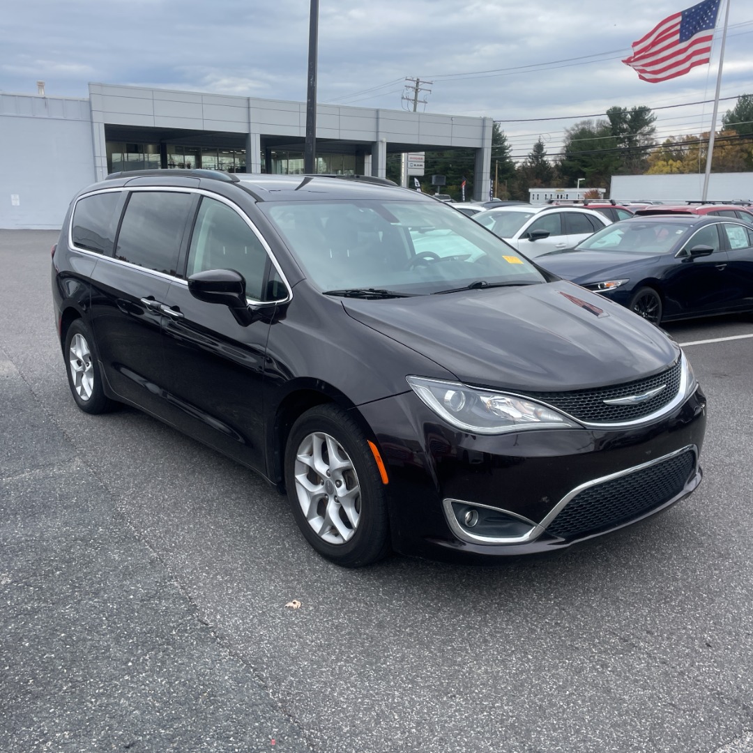 2018 Chrysler Pacifica Touring Plus's photo