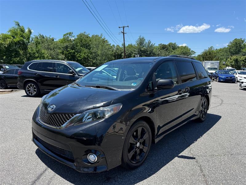 2011 Toyota Sienna SE V6 8-Passenger's photo
