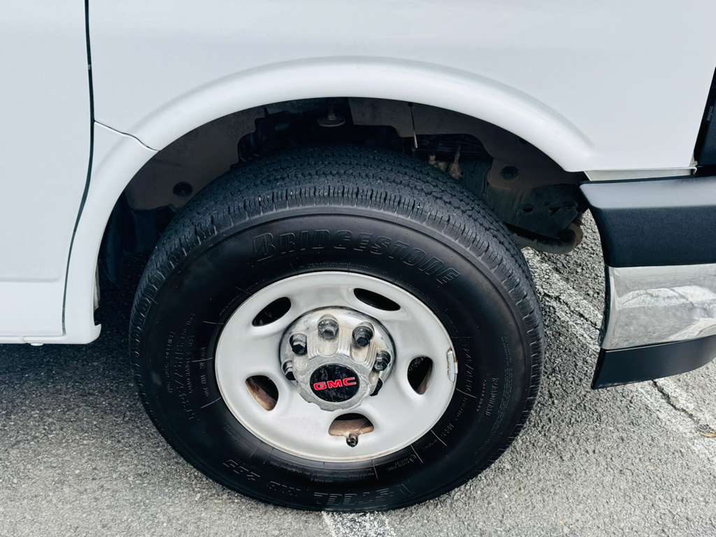 2025 GMC Savana Passenger LT - Photo 25