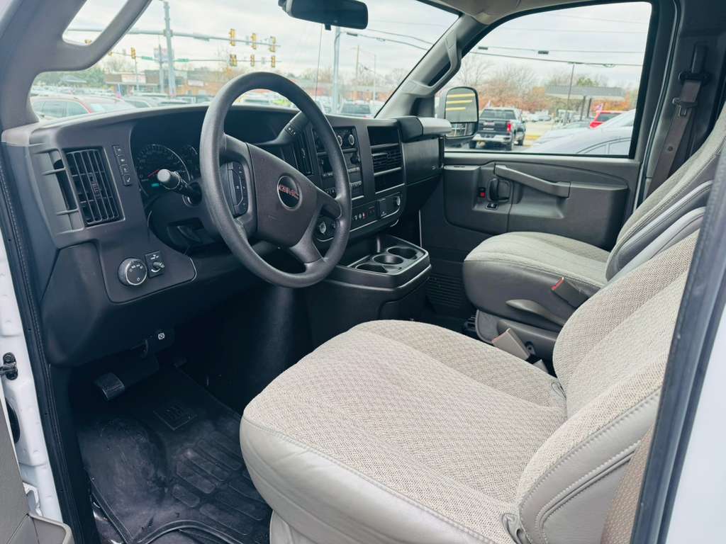 2025 GMC Savana Passenger LT - Photo 10