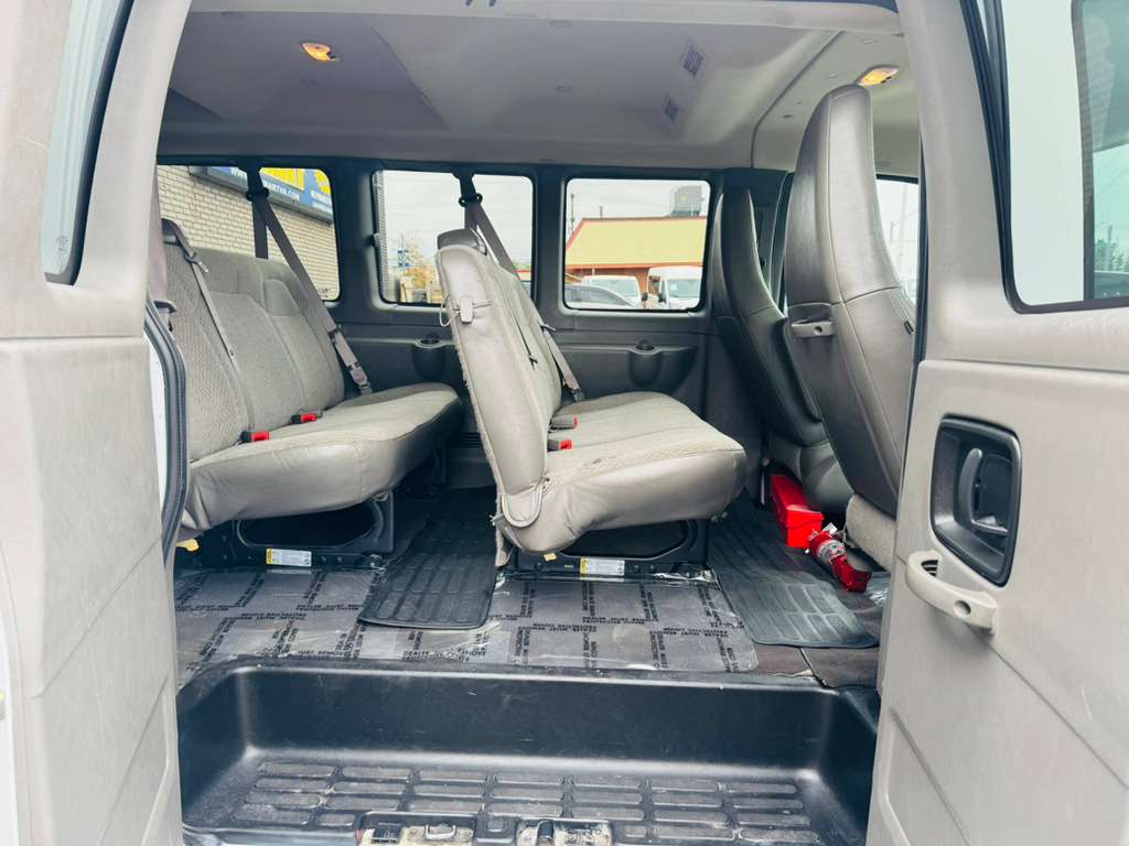 2025 GMC Savana Passenger LT - Photo 20