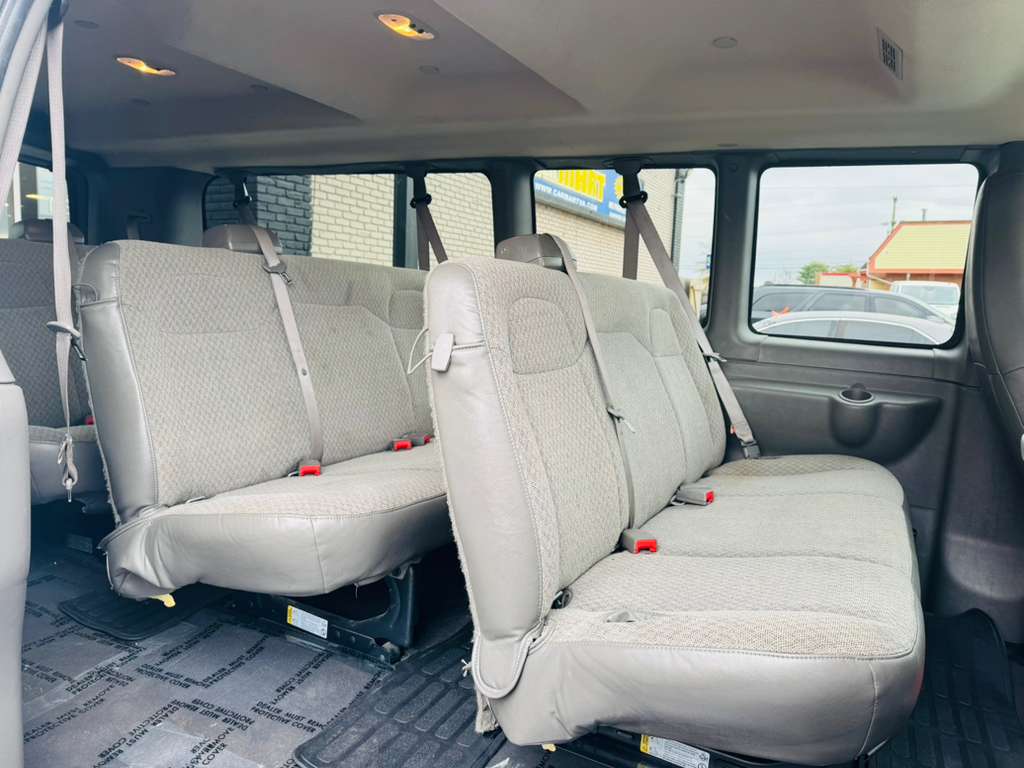 2025 GMC Savana Passenger LT - Photo 21