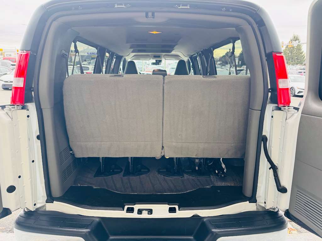 2025 GMC Savana Passenger LT - Photo 19