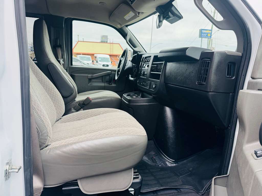 2025 GMC Savana Passenger LT - Photo 22