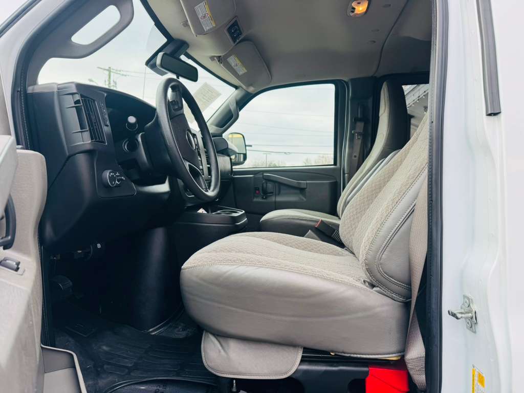 2025 GMC Savana Passenger LT - Photo 11