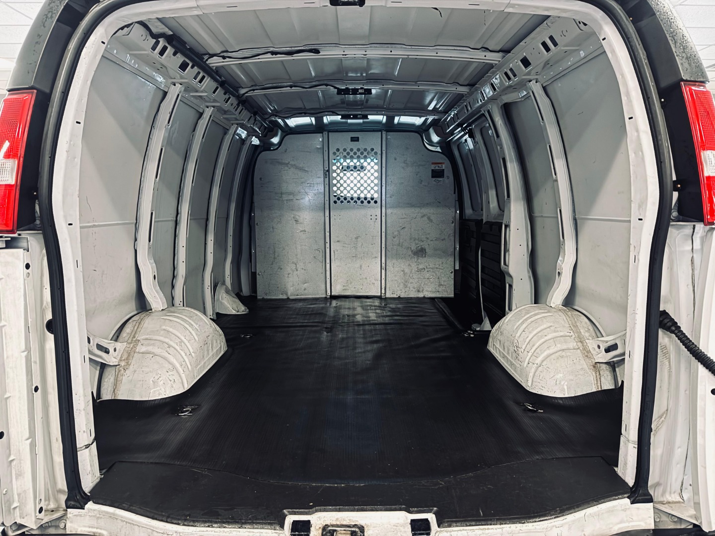 2022 GMC Savana Cargo Work Van - Photo 20
