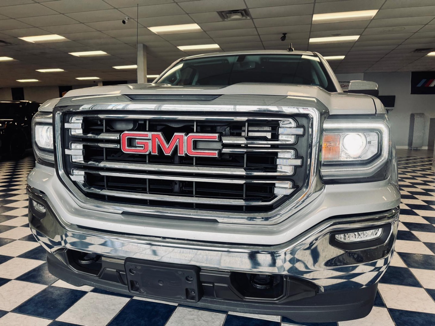 2018 GMC Sierra 4WD Crew Cab Short Box SLT's photo
