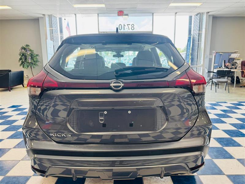 Additional photo of vehicle.